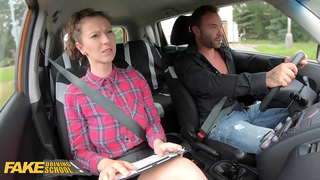 Foloz Iskola tas-Sewqan-Istudent Jixtri Għalliem Emilia Ri tal-kafè qabel kalzetti