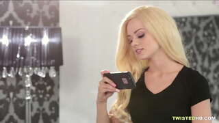 Stepmom परक्या बरोबर समागम संभोग stepdaughter आणि तिच्या प्रियकर