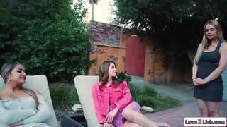 Μελαχρινή μωρό ζητά νέα busty μητριά, για να εκδικηθεί την άλλη εξαπάτηση μητριά.Φιλιούνται και να γλύφει το τατουάζ milfs πόδια και, στη συνέχεια, facesits της