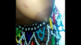 Juoda grožio nustatomos dildo ant sienos atgal