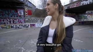 Փոքրիկ աղջիկ, իրոք, անհրաժեշտ է գումար, սակայն նա ստիպված է անել մինետ հասարակական