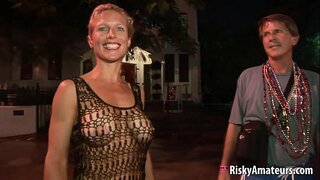 Biluzik sexy amateurrak izatea fun bat kalean