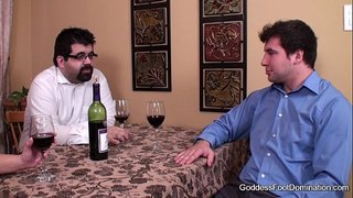 Foot fetysz - żona zamyka pod stołem sprawa