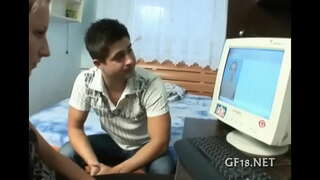 Bjaurus jauniklį kelia jos ilgas kojas.