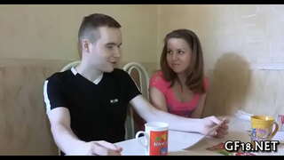 Destul de vârsta legală adolescent înger stă doggy moda