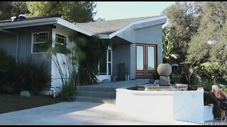 Passo mamma seduce il suo momento.