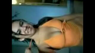 Unge hottie at tage ud tøj