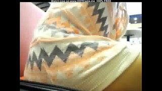 Busty ប៍នតឈុតជាមួយនឹងវ៉ែនតាសាធារណៈកាហ្វេ