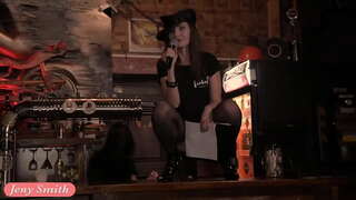 Jeny Σμιθ δημόσια γυμνή στη σκηνή