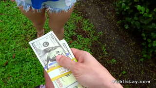 Bużżieqa big iebsa ħabib fil-garaxx fil-pubbliku