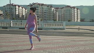 ˥� 통해 낙타 발가락의 레깅스와 투명한 탱크의 상단