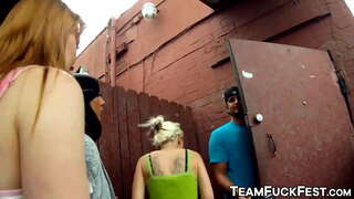 Raguotas vaikinas gauna fuck pornstars