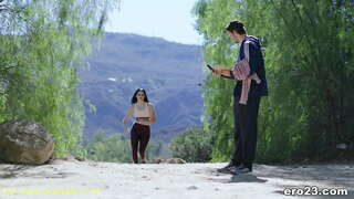 Juodas Trumpaplaukis Sporto Mažylį, Turintys Lytinių Santykių Su Autobusu