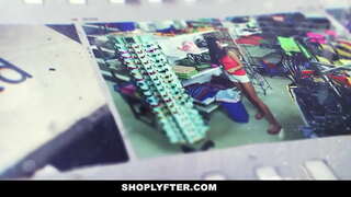 Teen bionda è un turno di notte dipendente del negozio.L'ufficiale ha arrestato la sua per rubare il turno di mattina rapporti e lei ammette che lei farlo 1 o 2 volte.Il poliziotto tira fuori il suo cazzo e permette alla sua gola.In cambio si lecca e scopa la sua figa.