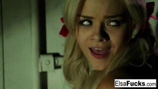 سنہرے بالوں والی بیبی ٹککر لگی ہو جاتا ہے