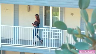 אמא חורגת אוכלת את הבנות החורגות הלסביות שלה, כוס שעיר