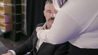 XXL Babe Cael Pussyfucked Gan Ei Hongian Rheolwr