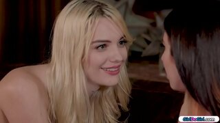 Брюнетка издейт пункту жана доогерден у өзүнүн блондинки пункту, билет жокпу, ал жерде ал.Толугу менен обнаженная, ал поворачивается с пультом нарын заднице. мунун баары өтүш үчүн расслабить аны жана ал соблазняет аны.Алар целуются, жана ал лижет өзүнүн киску, биринчи кезекте караганда насадиться ага карата адам