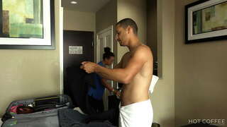 ROOMSERVICE! Big booty Latina wordt geneukt doggy style de door de gast en spuit op zijn borst.