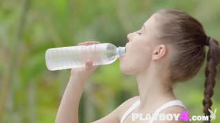 Sexy babe mostra il bel corpo