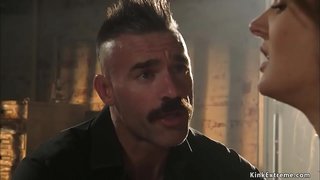 Վարպետ Չարլզ Дера хлещет մտրակ փոքրիկ сисястую рабыню Զոյա Սփարքս բերանը խցանված, ապա ստեղծում свайщика դասակարգել ըստ նրա pussy մեծ ընտանիքի անդամ է բանտ.