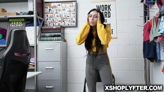 Brunette teen Judy Jolie whiwhi tona teen topanga kikī romped waihoki e te kaitiaki haumarutanga i muri i