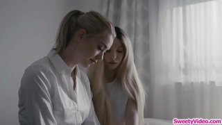 Maži papai lesbiečių paauglių scissoring su šviesiaplaukė bendrabučio incharge