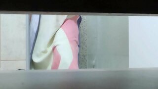 Sorella con la linea abbronzatura sexy è registrata l&#039;assunzione di una doccia a sua insaputa