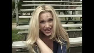 Horny blonde kunye elide iinwele loves ukukhwela ibhasi nzima cock kwi-living room