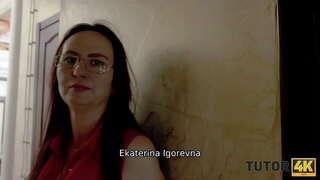 TUTOR4K. Guy dúirt múinteoir sí ní mór leathadh a cosa a fháil ar roinnt airgid le haghaidh an cheachta