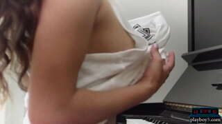 Порнозвезда Хотир Джоли дар таҷҳизоти аккосӣ бо обложки нишон худро потрясающее натуральное бадан